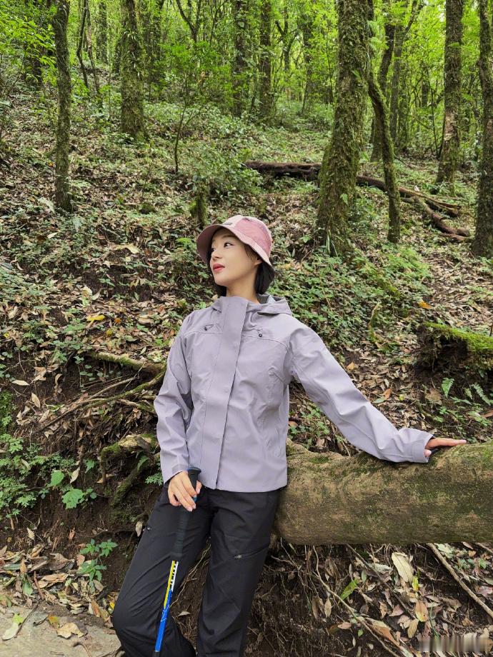 袁姗姗登山被蚂蝗爬小腿  没想到袁姗姗在哀牢山拍戏登山被蚂蝗爬小腿了，不过这也让