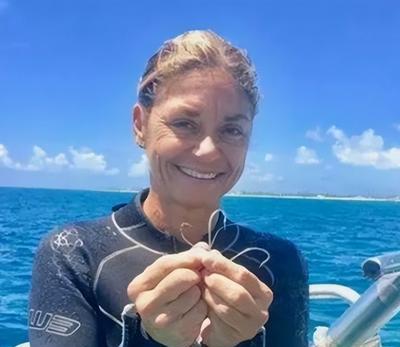 1996年的珊瑚礁海域，克里斯蒂娜的潜水镜里突然闯入一个庞然大物3米长的鲨鱼正痛