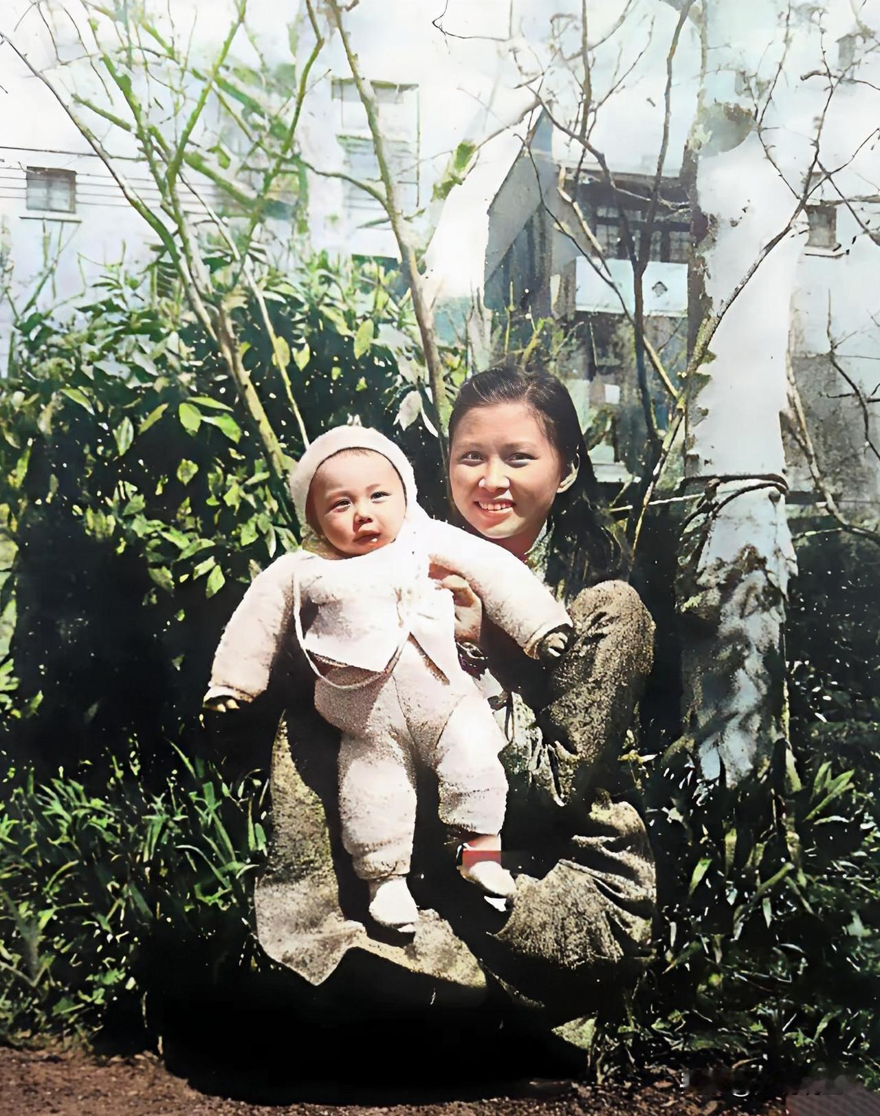 这才是粟裕大将的夫人楚青年轻时的真实貌相，这不是演戏，也不是电视剧里的演员，而是