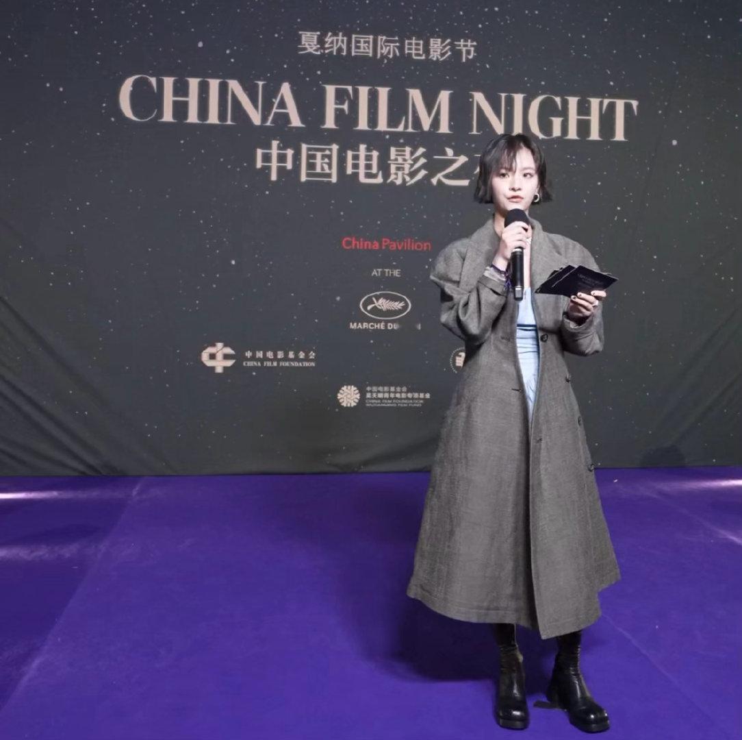 李庚希戛纳英文致辞全程英文致辞流利大方，从容气场拉满。自带温柔底蕴，00后演员的