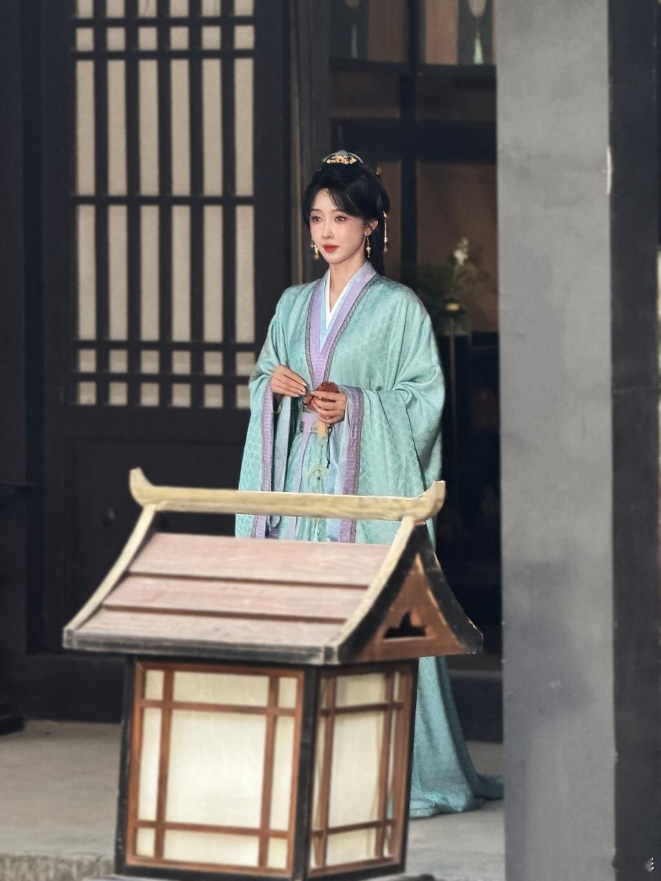 宣璐归良辰杀青宣璐陈宛秋杀青清冷妆造绝美，一眼心动 