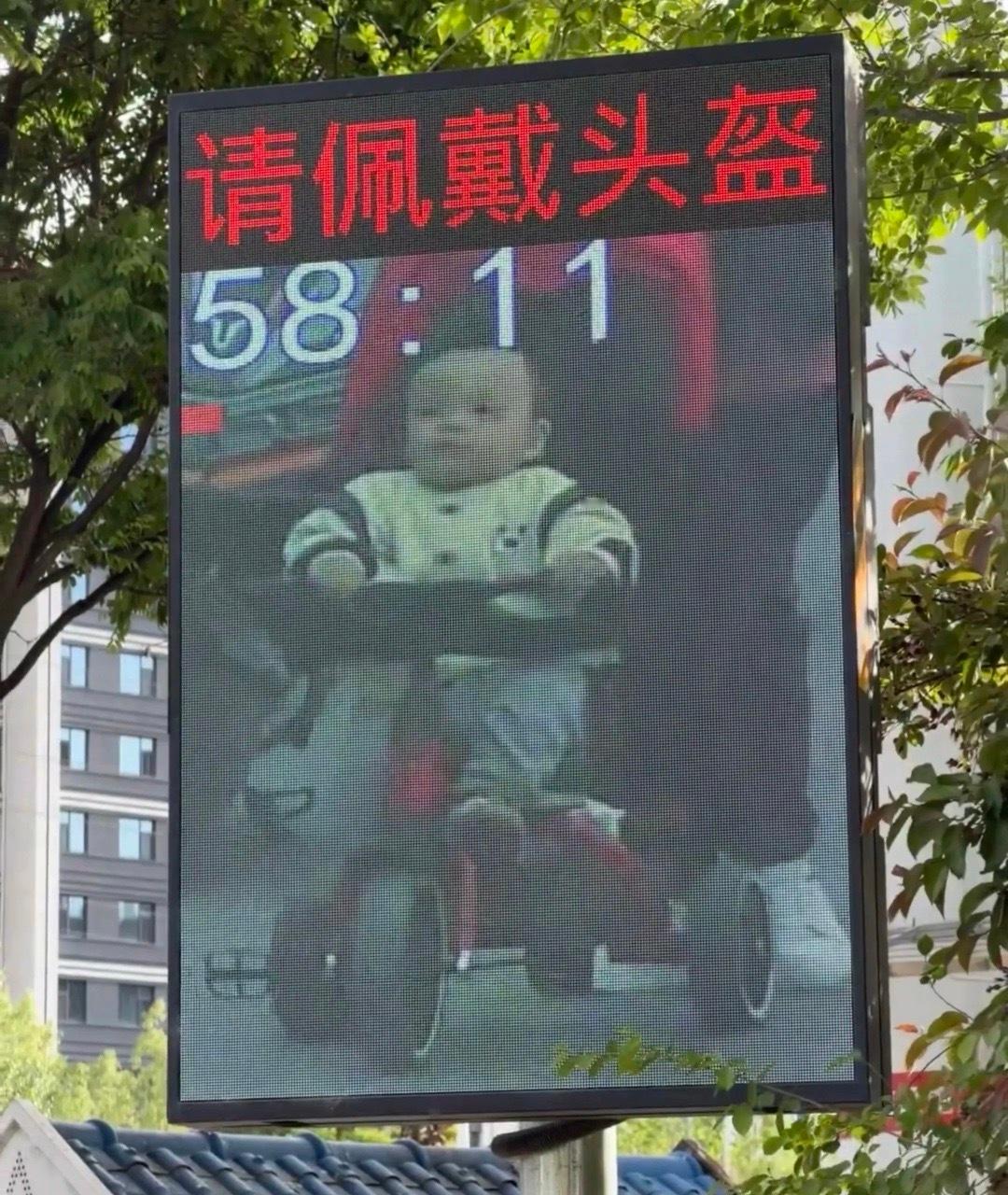 还没学会走路就已经“违规驾驶”了……小孩，还是把你的家长请来吧 
