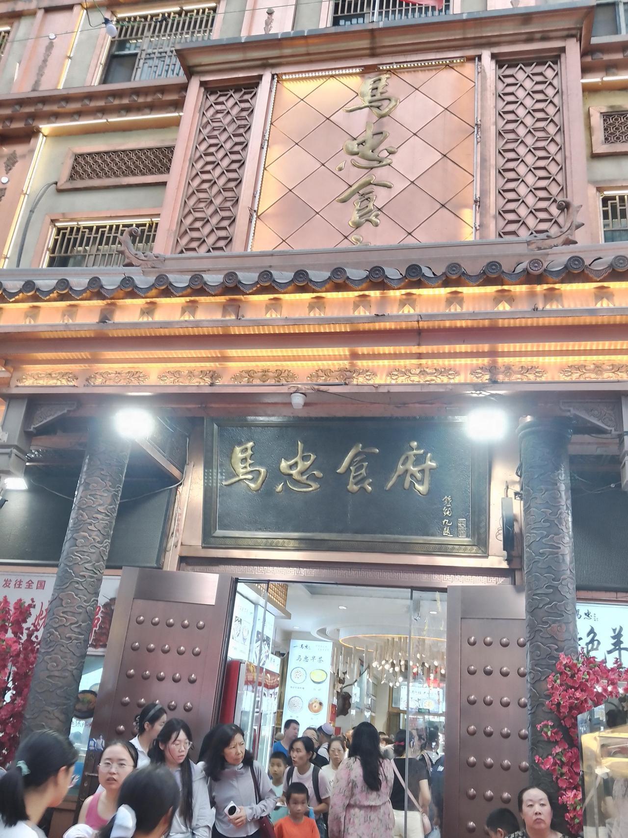第二天：兰州到西宁相距250公里。

花20元坐景交车游览水墨丹霞地质公园，却每