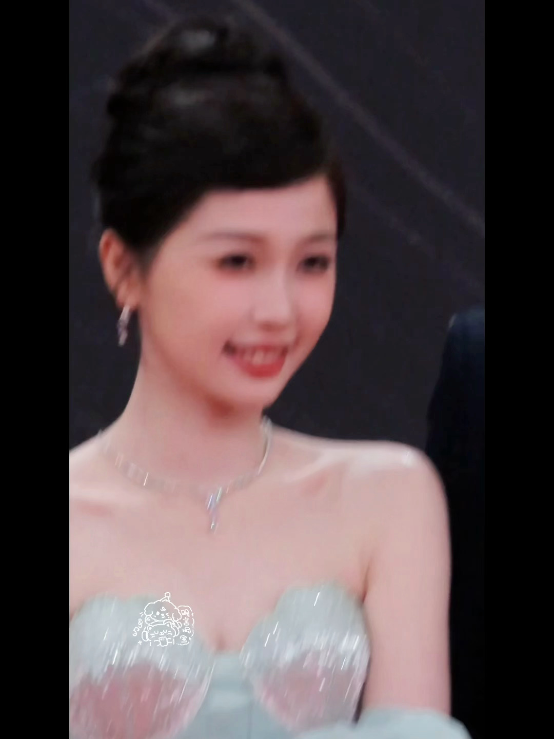 有个小宝一听到有人叫欣欣就笑开了花 
