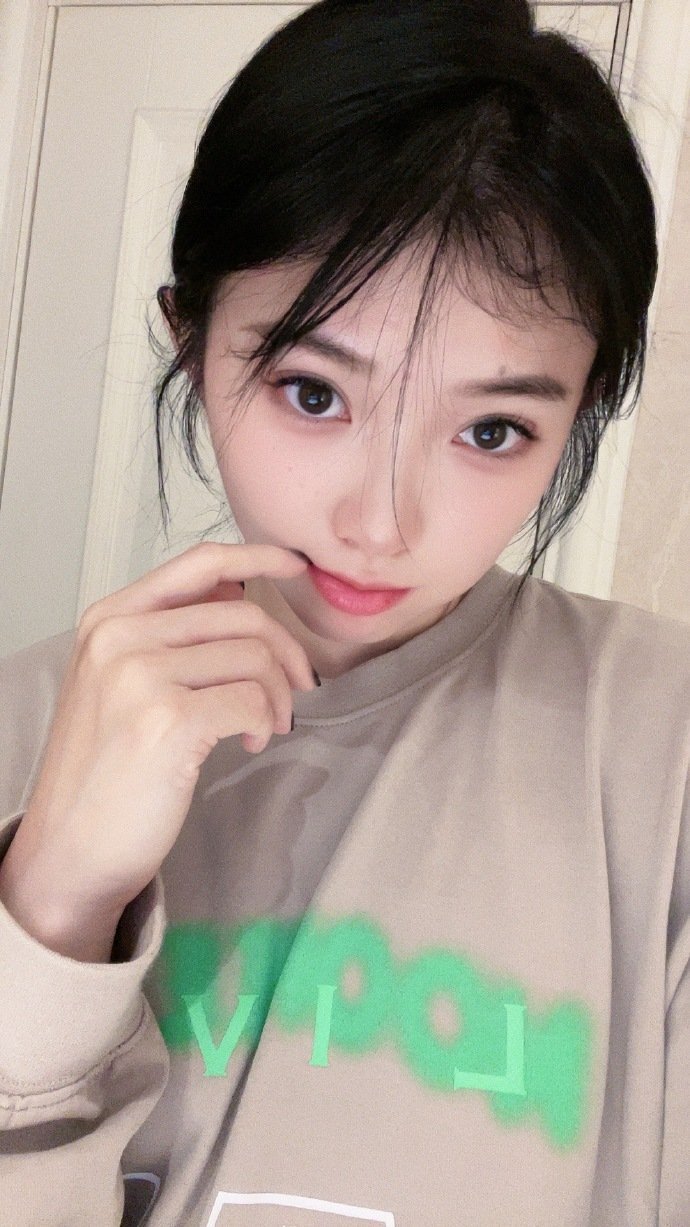 吴艳妮[心][心]她本来就很漂亮身材，臀型都很完美 ​​​