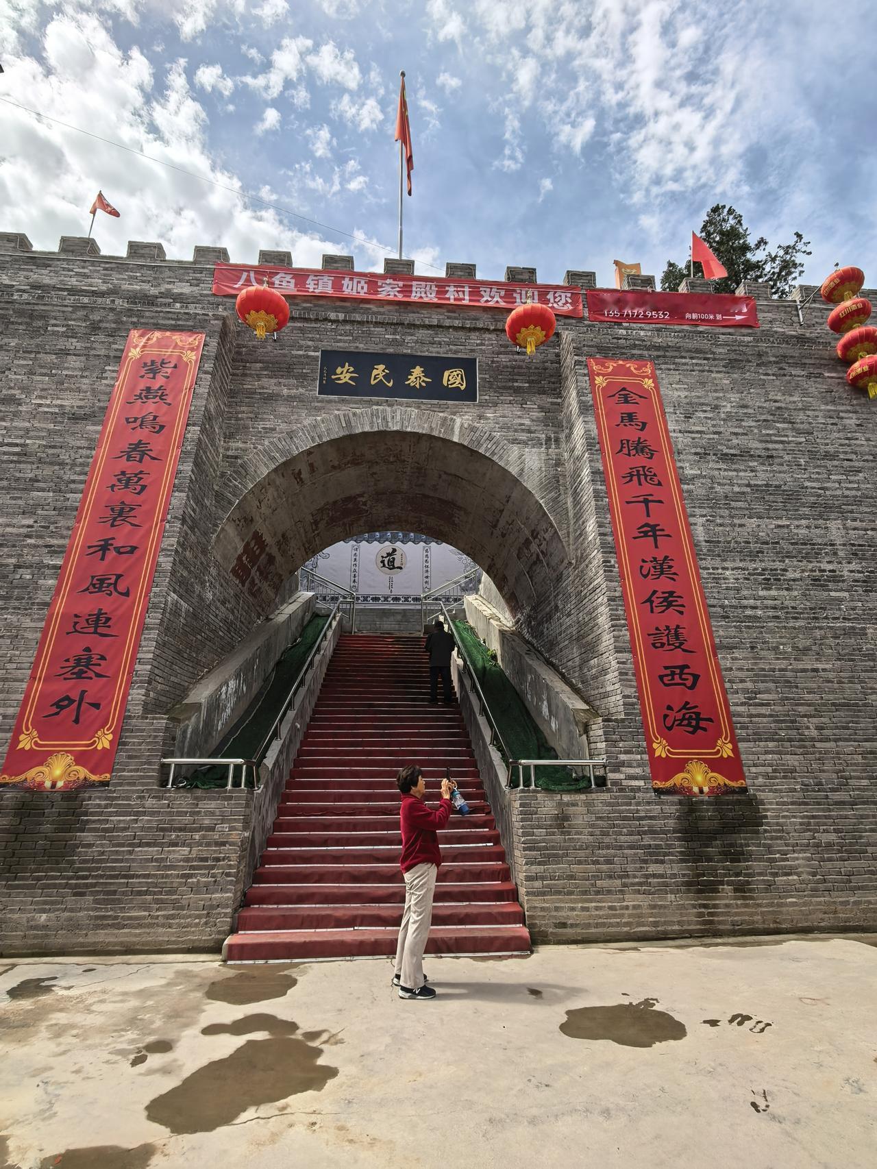 前几天，终于参观了网红地“宝鸡长城”。感觉“宝鸡长城”设计理念非常好，把实用性与