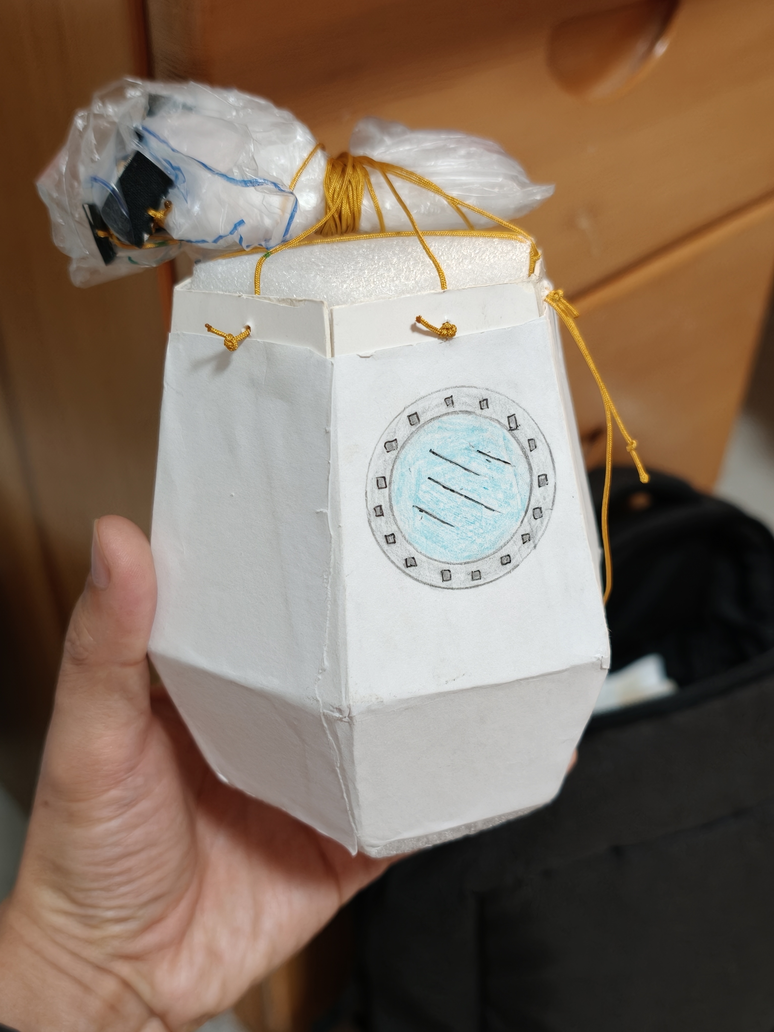 让小朋友交手工作业去参加学校组织的比赛，又不给时间制作，更不会有任何指导学校应付