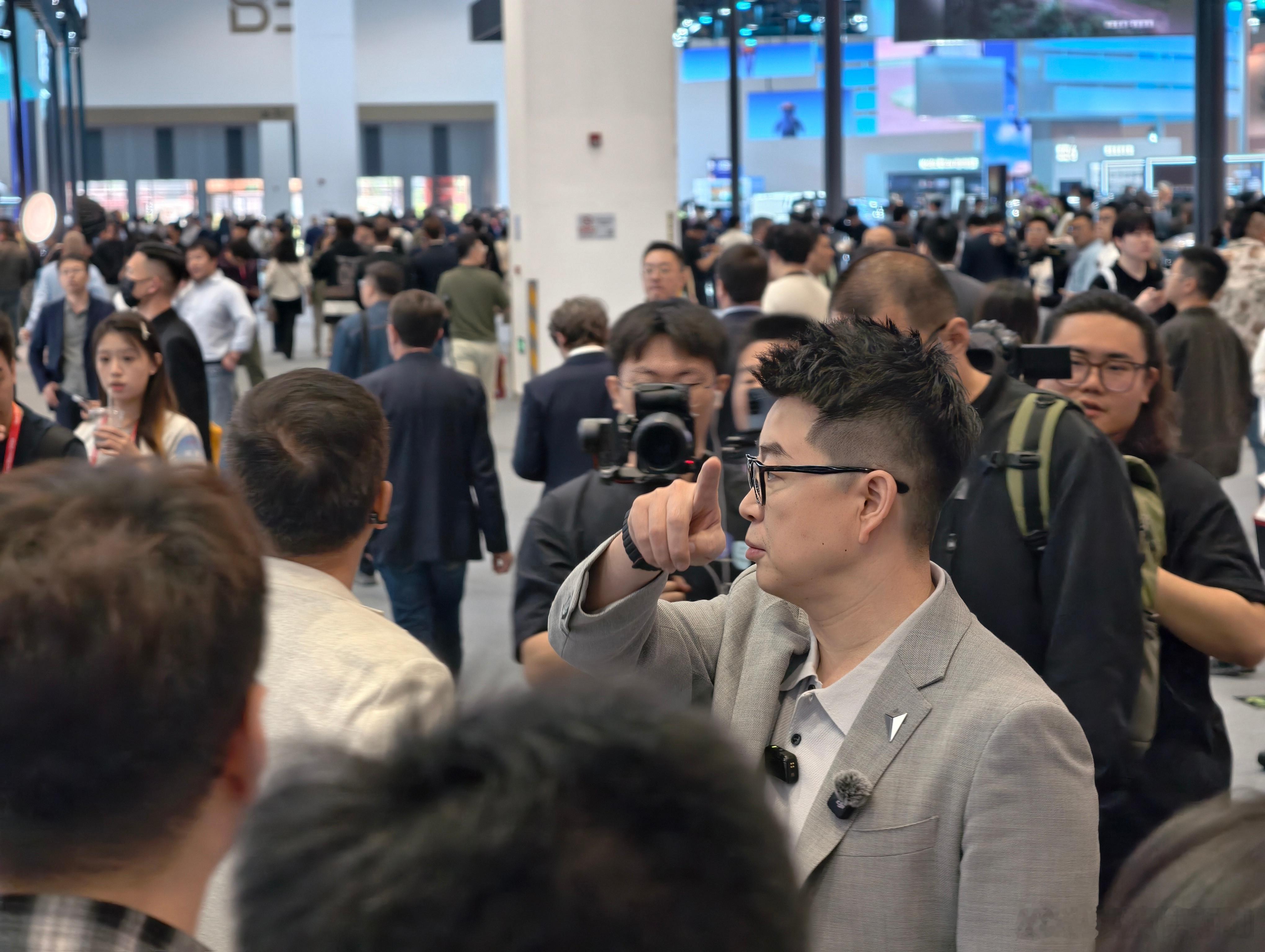 千里科技联席董事长赵明来深蓝展台看看姜海荣。两人之前都是荣耀的高管，现在都在汽车