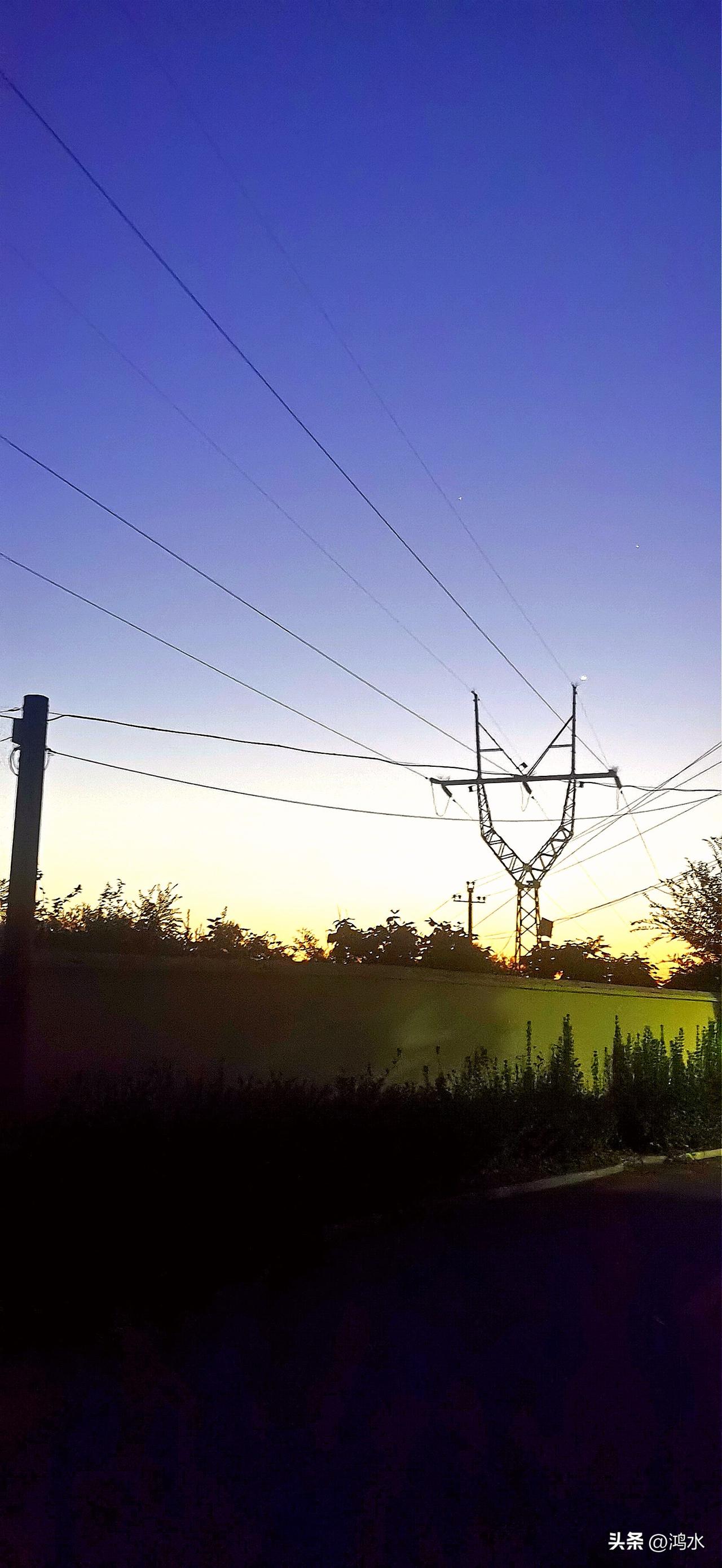 今天的清晨，太阳即将升起来的时候，空气里带带丝丝凉意，有的人已经起来工作了，有的
