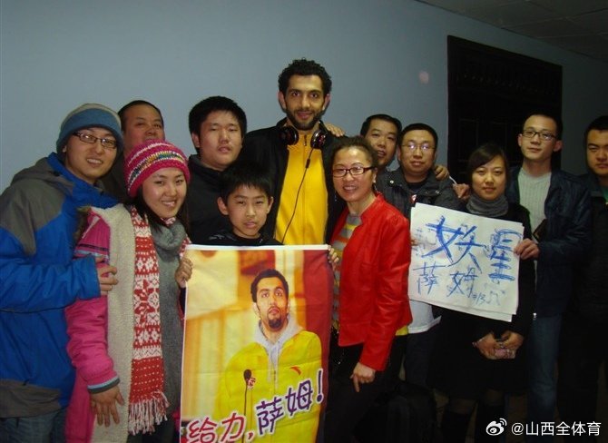 今晚再次翻出老球迷的照片。这是2010—2011赛季，滨河体育中心西看台的球迷与