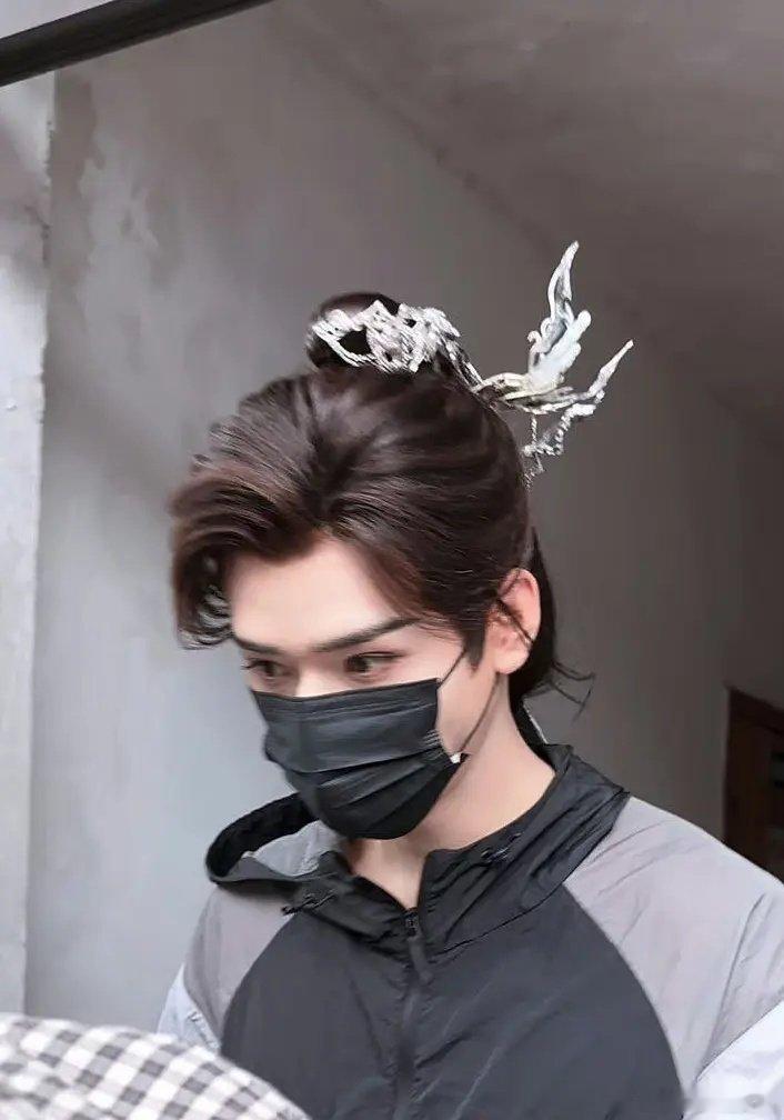 龚俊带着口罩都可以感受到他的眉眼确实是非常的精致 ​​​