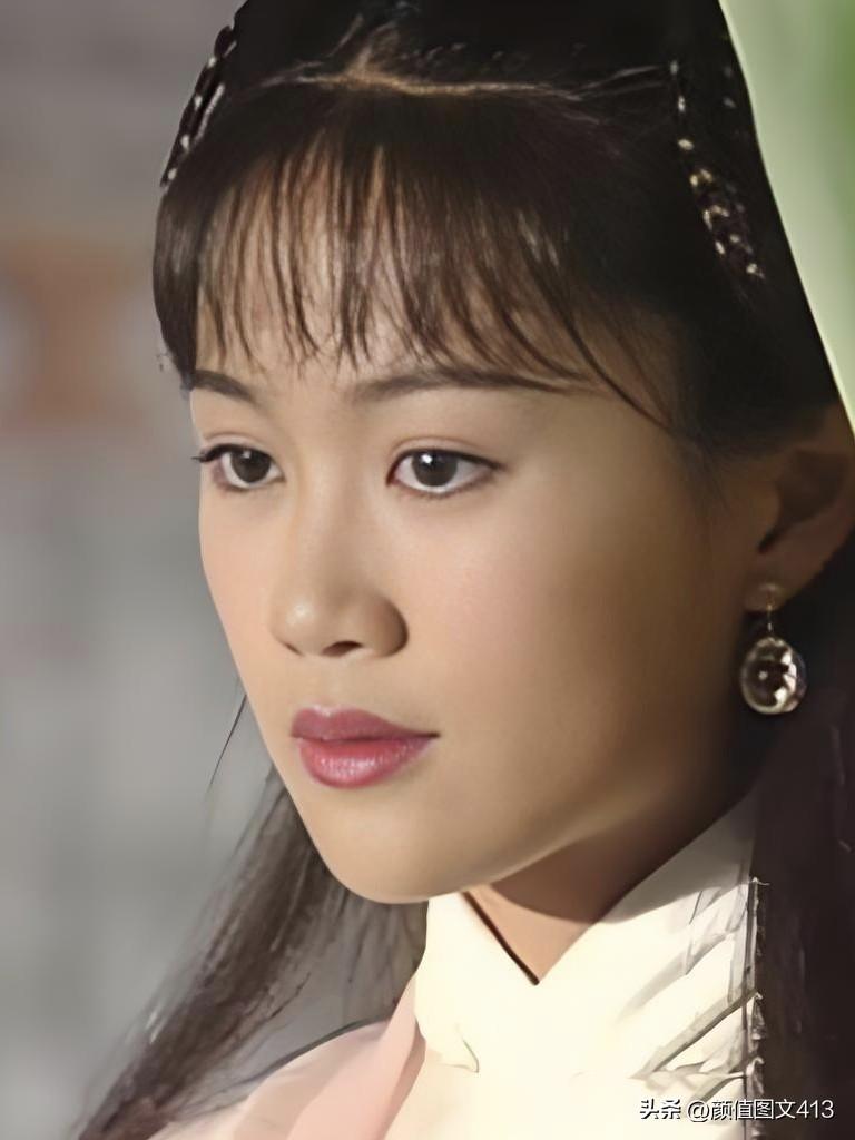 梁小冰温婉灵动，古装女神惊艳时光。岁月不败美人，优雅从容，越活越年轻。人生是苦，