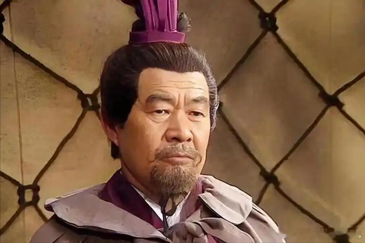 三国 三国一流谋士中，有个怪人。他随曹操征战十几年，所献计谋几乎招招致命，曹操一