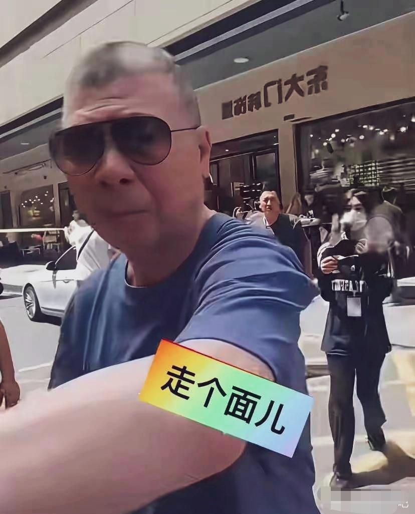 冯小刚导演生气了，发起火来挺吓人！面相看着就不善。