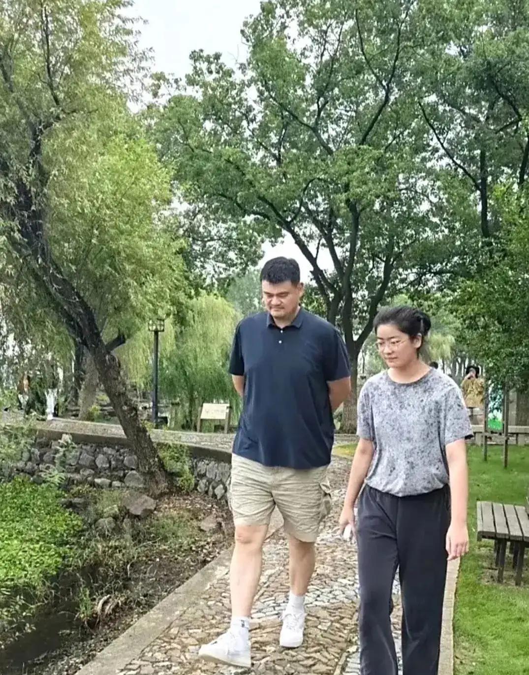 姚明和女儿现身苏州老家，两人长得超级像，尤其是走路的样子，姚明是家喻户晓的篮球传