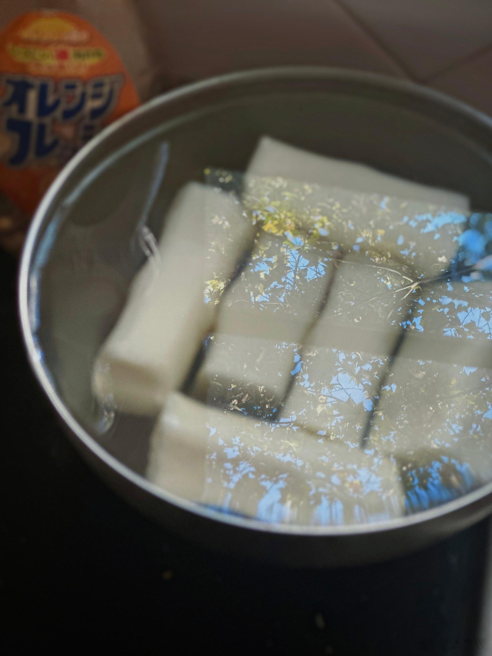 已经小雪节气，却一点不冷。浸在水里的年糕只得不停换水保持新鲜。隔了一夜，水盆晃一