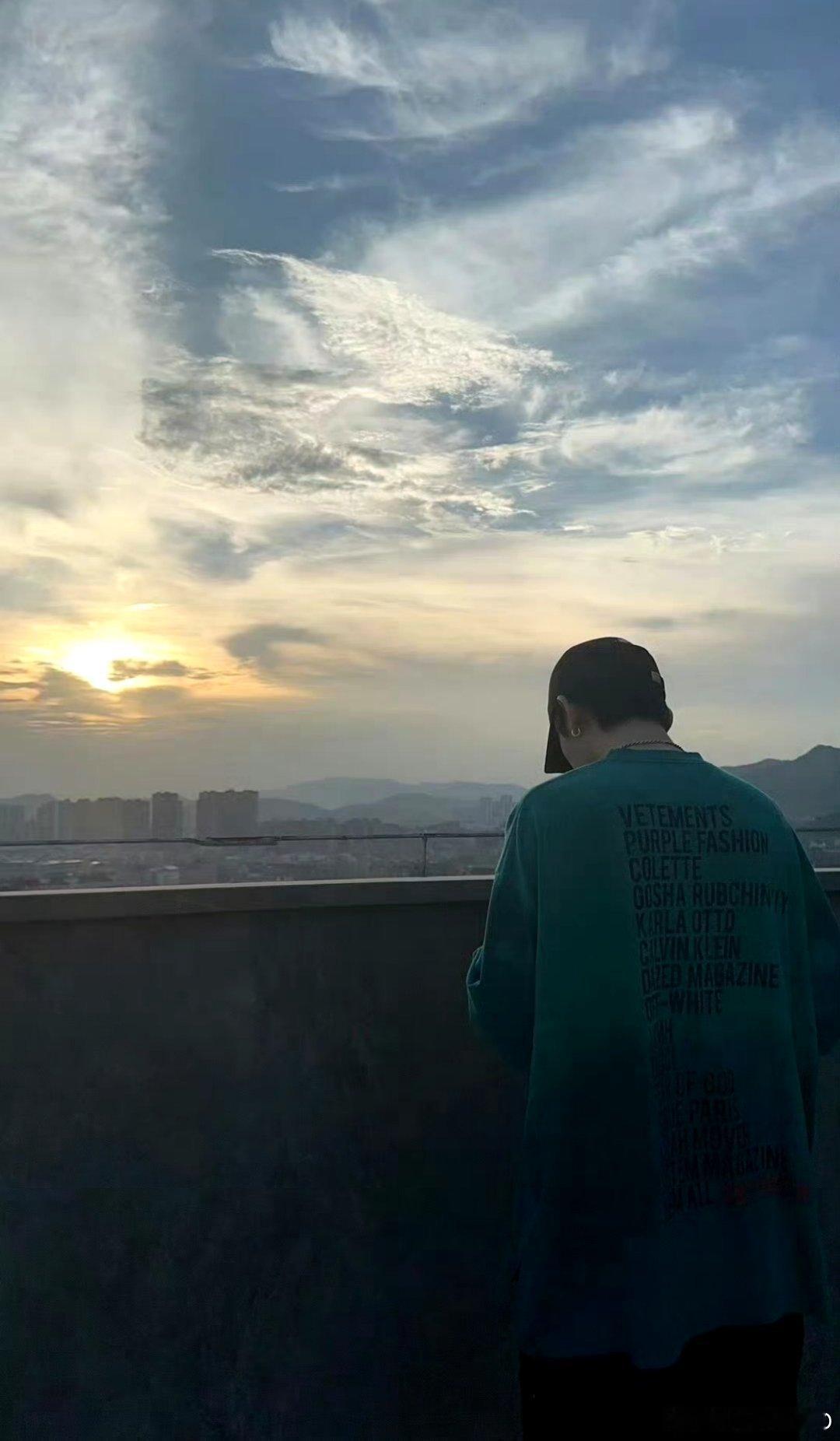 杨绛先生曾说：“时光煮雨，岁月缝花，这烟火人间，事事遗憾，事事也值得。带着知足的