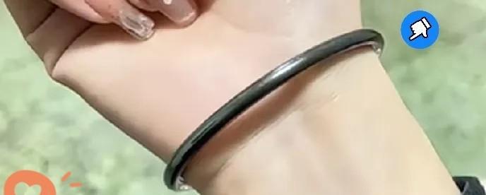 你戴银饰越戴越黑，别人却越戴越亮？
真相和体质有关。
我妈戴了七八年的银镯子，乌