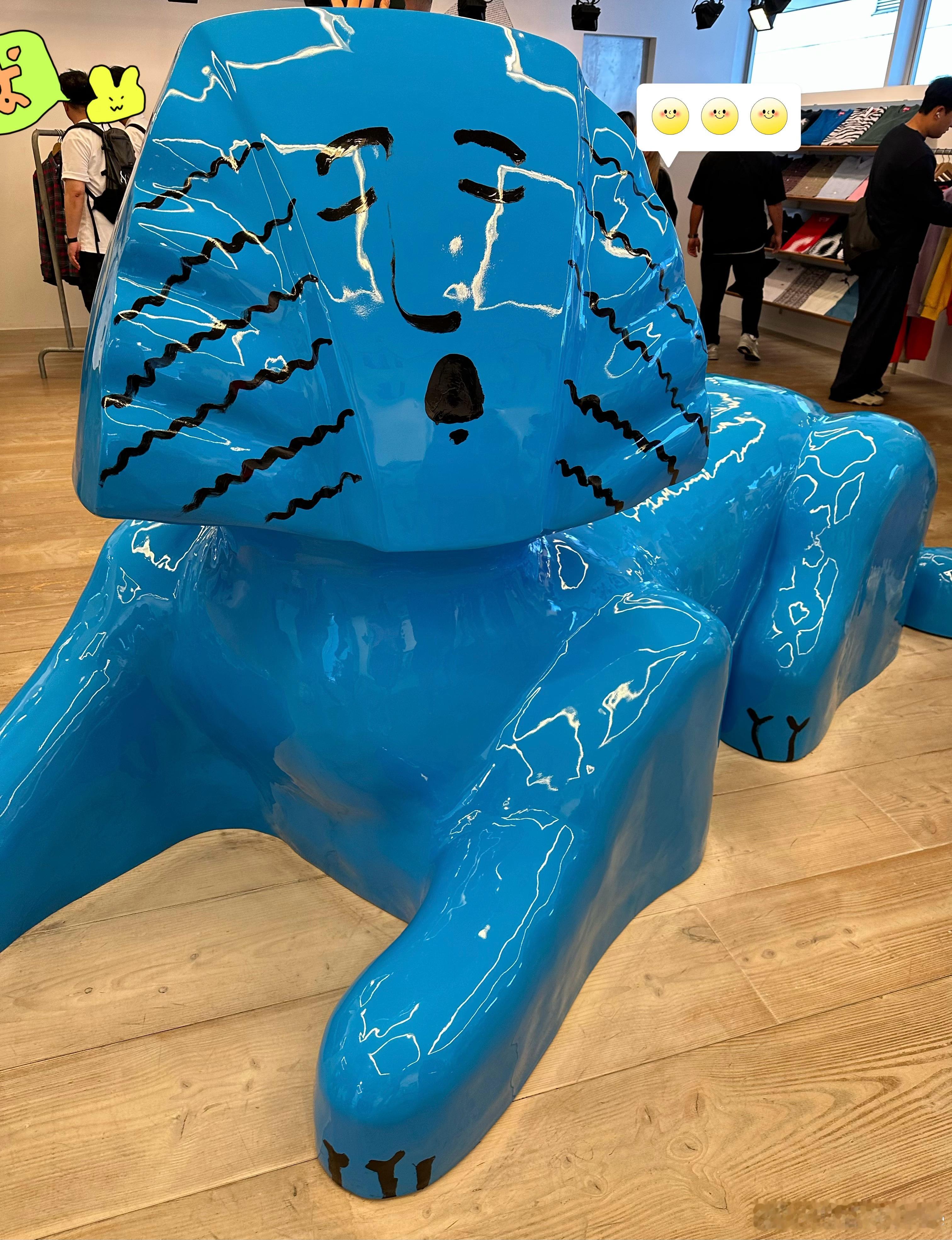 东京的两家supreme我每次都去，感觉店员的态度还可以（当然没有奢侈品牌那种跪