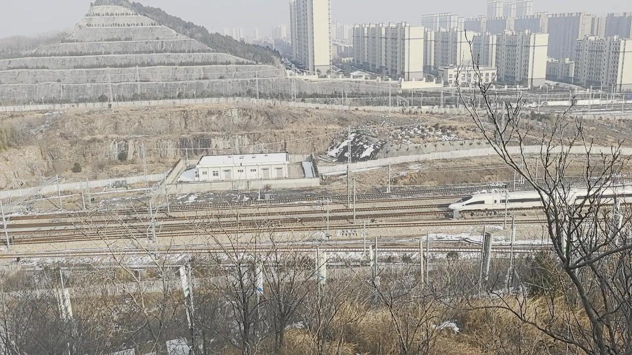 雪后徐州东站被皑皑白雪覆盖，和谐号动车组如一条灵动的小白龙，在银装素裹的轨道上飞