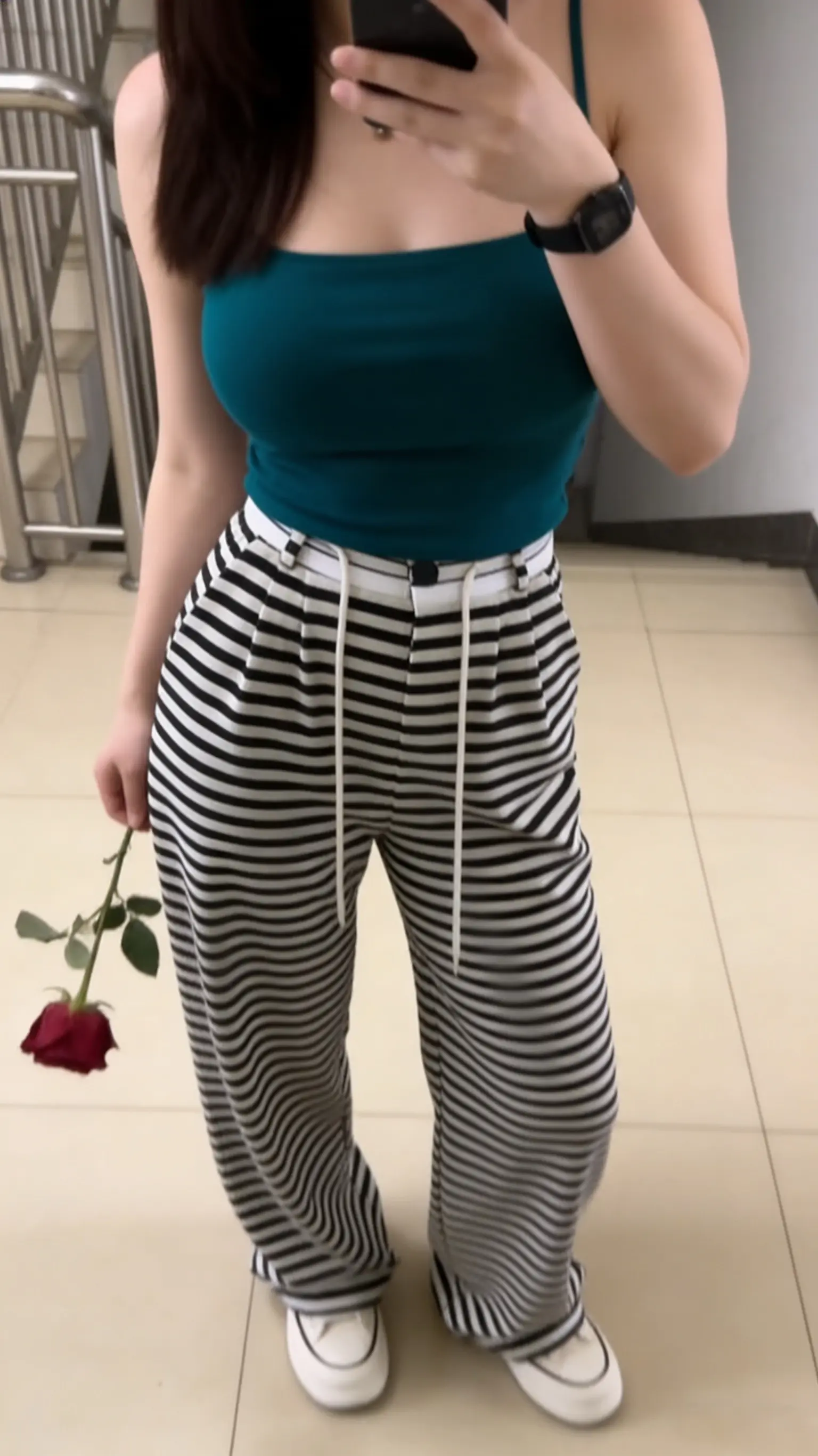 生活这趟车，有人给你糖，有人向你泼冷水，有人把你护身后，有人把你逼到疯...