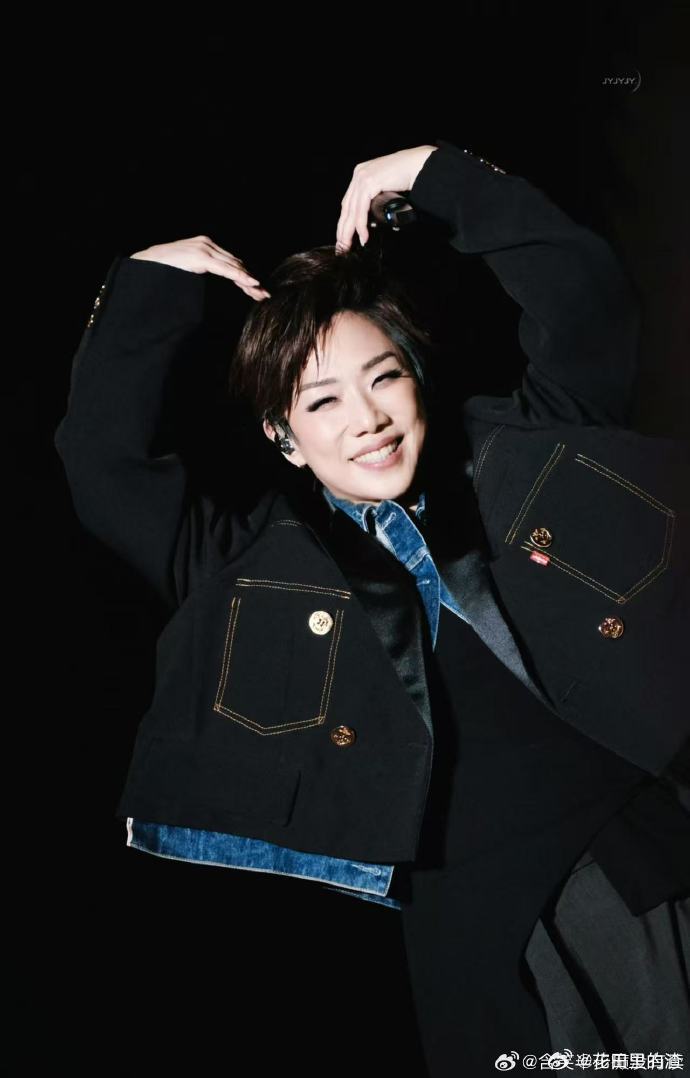 林忆莲 听妈妈的话 家人们，林忆莲在演唱会的“妈妈式关怀”太戳人啦！唱到情绪上头