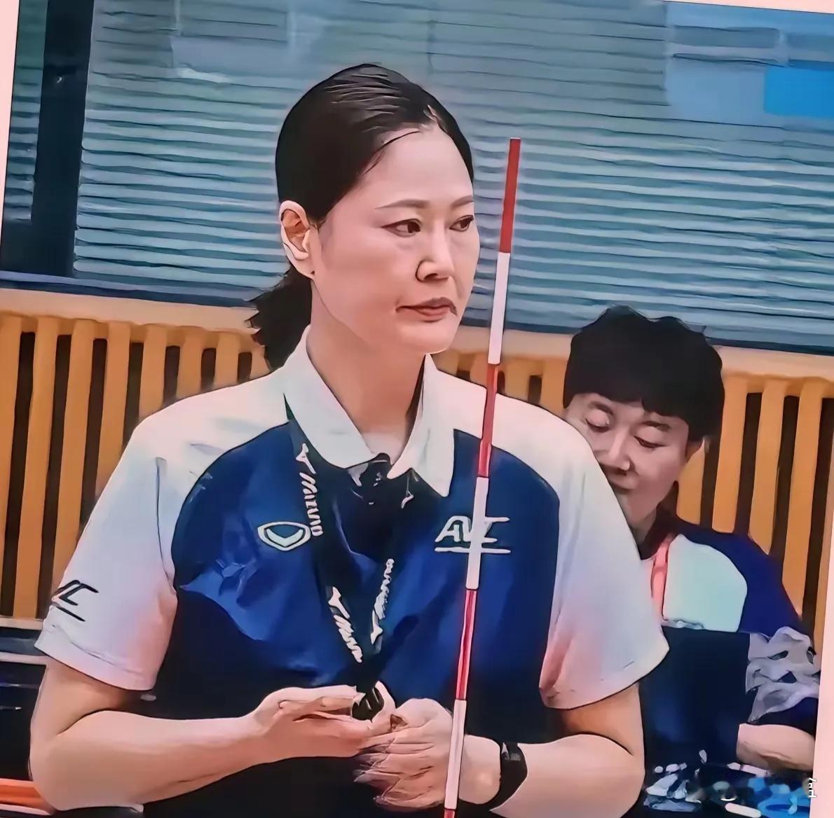 亚运赛场上演了非常少见的一幕！十名裁判围在显示屏前，逐帧核查回放影像，整个过程耗