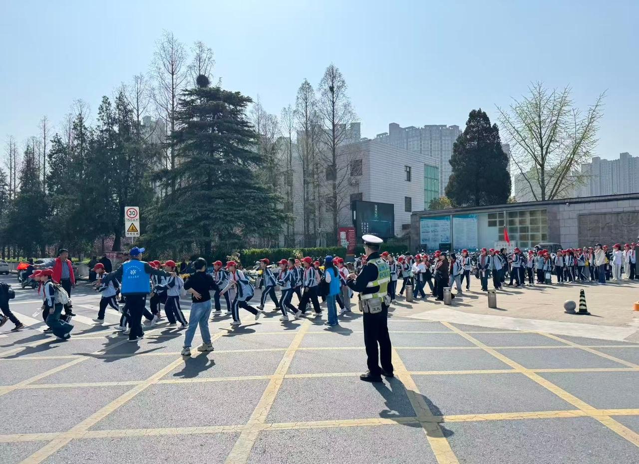 【缅怀先烈 交警护航】清明将至，3月27日，中小学师生陆续前往烈士陵园祭扫。郑州