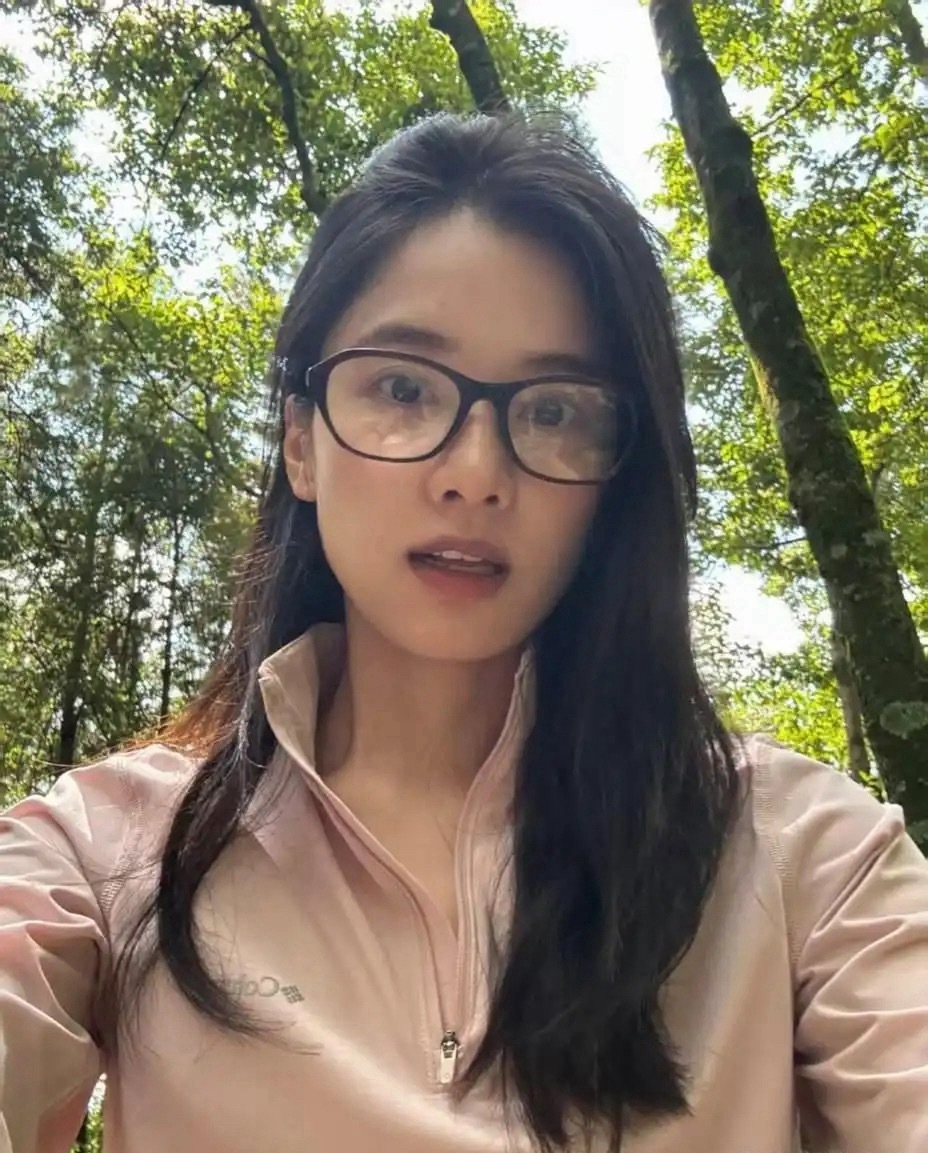张婧仪穿浅粉休闲装山林出游素颜出镜清新又治愈 ​​​