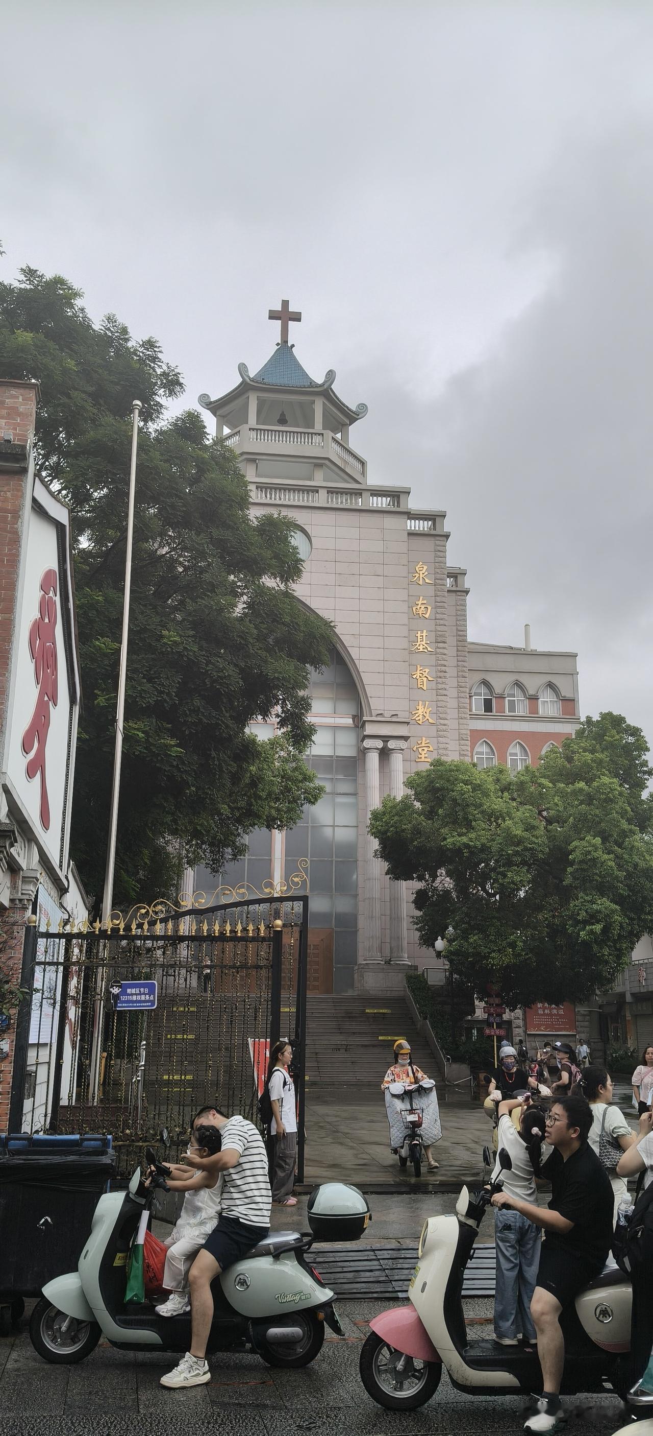 小记·九间巷的萍婆树

听友人说起九间巷有两棵苹婆古树，传为施琅手植，旧属当年靖