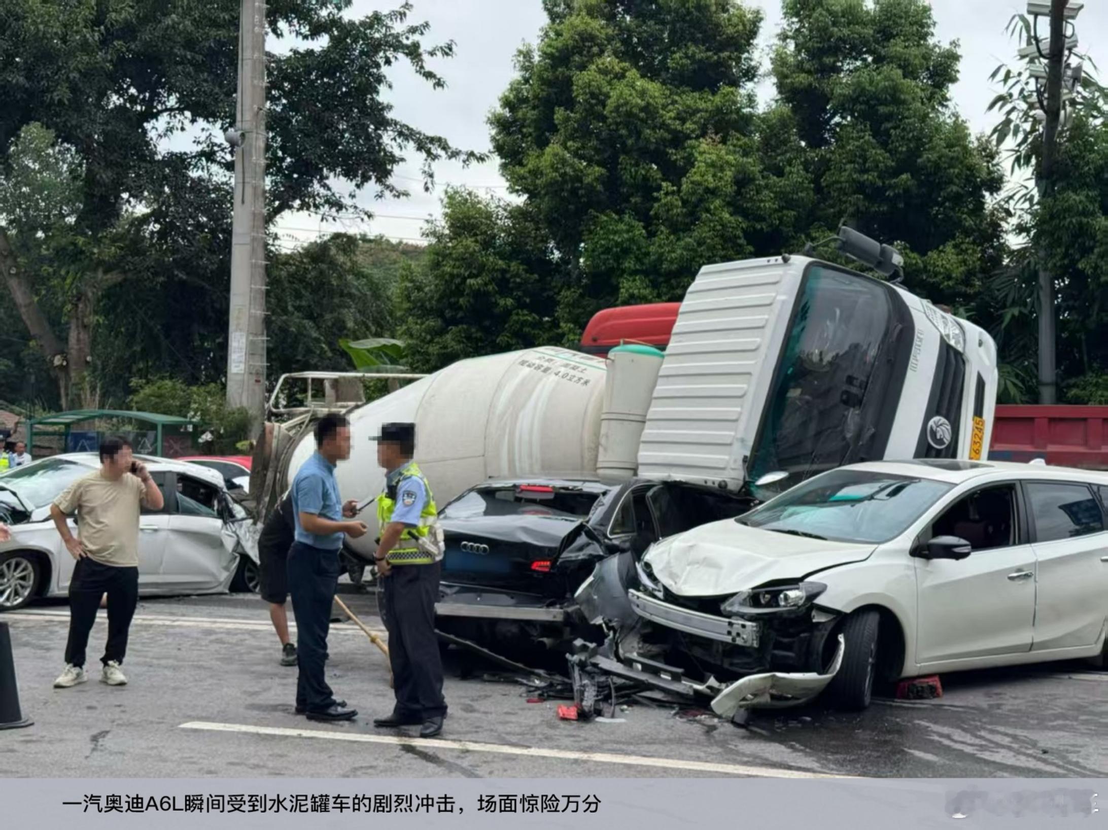 水泥罐车再压顶，一汽奥迪A6L：就这？四川自贡红绿灯前，一辆水泥罐车突然侧翻，直