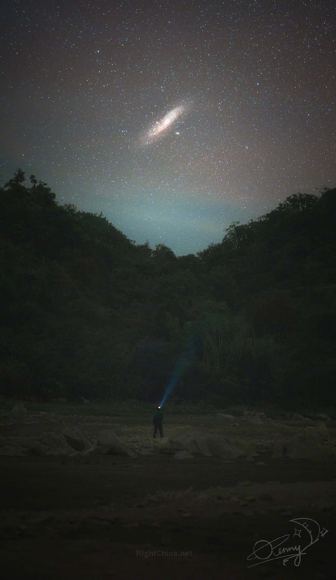 双脚陷在泥潭里，并不妨碍我们抬头仰望星空。这漫长的夜路和发酸的脚踝，在抬头的瞬间