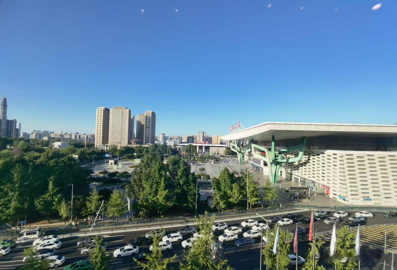 骄阳似火，成都东站出行忙。
图文原创：摄影&直播 王建超
夏日生活打卡季