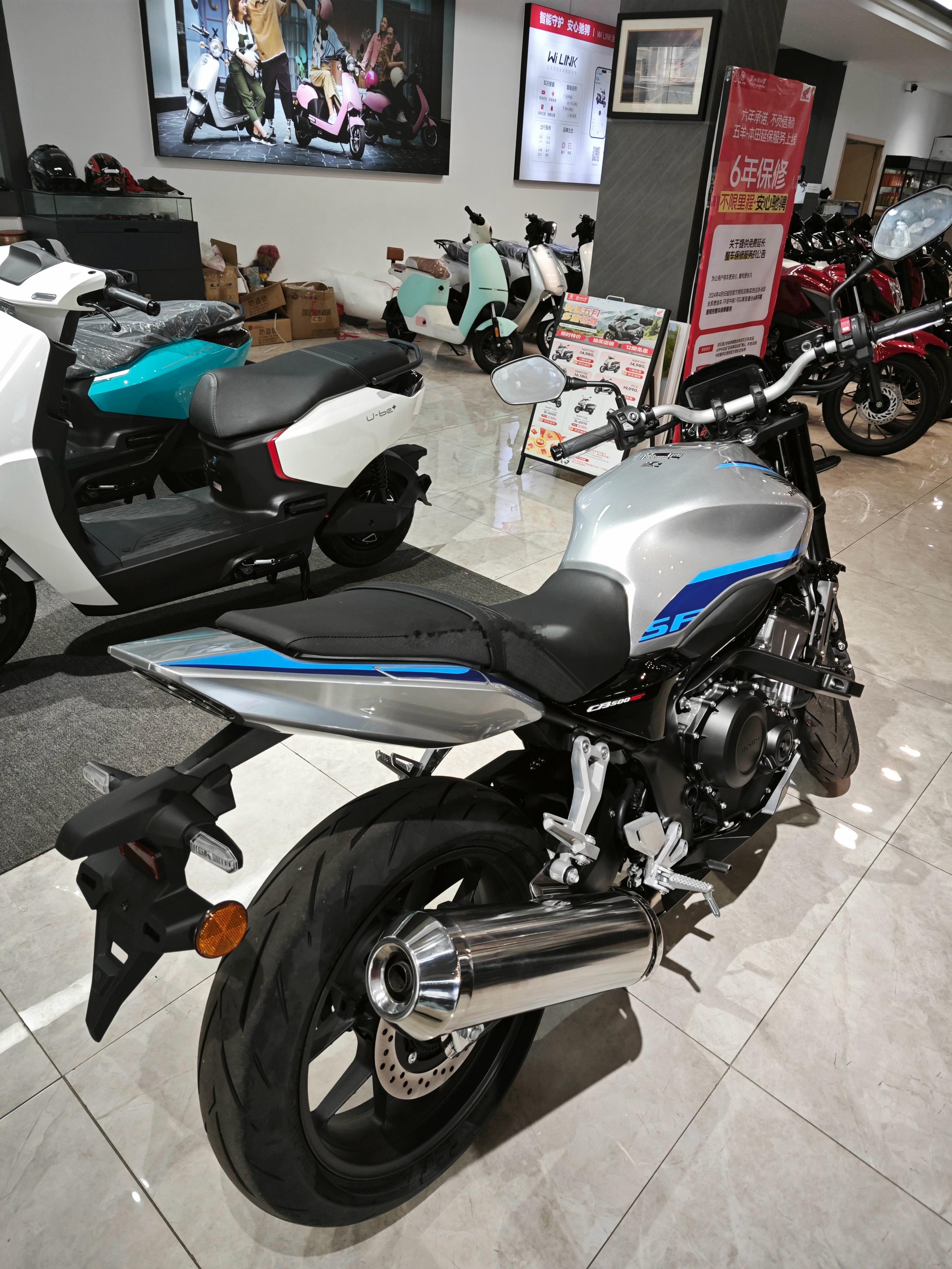 今天去Honda Dream廉江店试驾了CB500SF。作为少年时期就埋下“CB