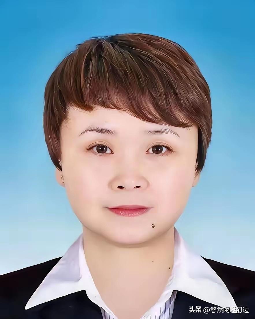 很多人问：为什么是她？
答案其实很简单——
因为她是那个，张雪峰把手机密码、银行