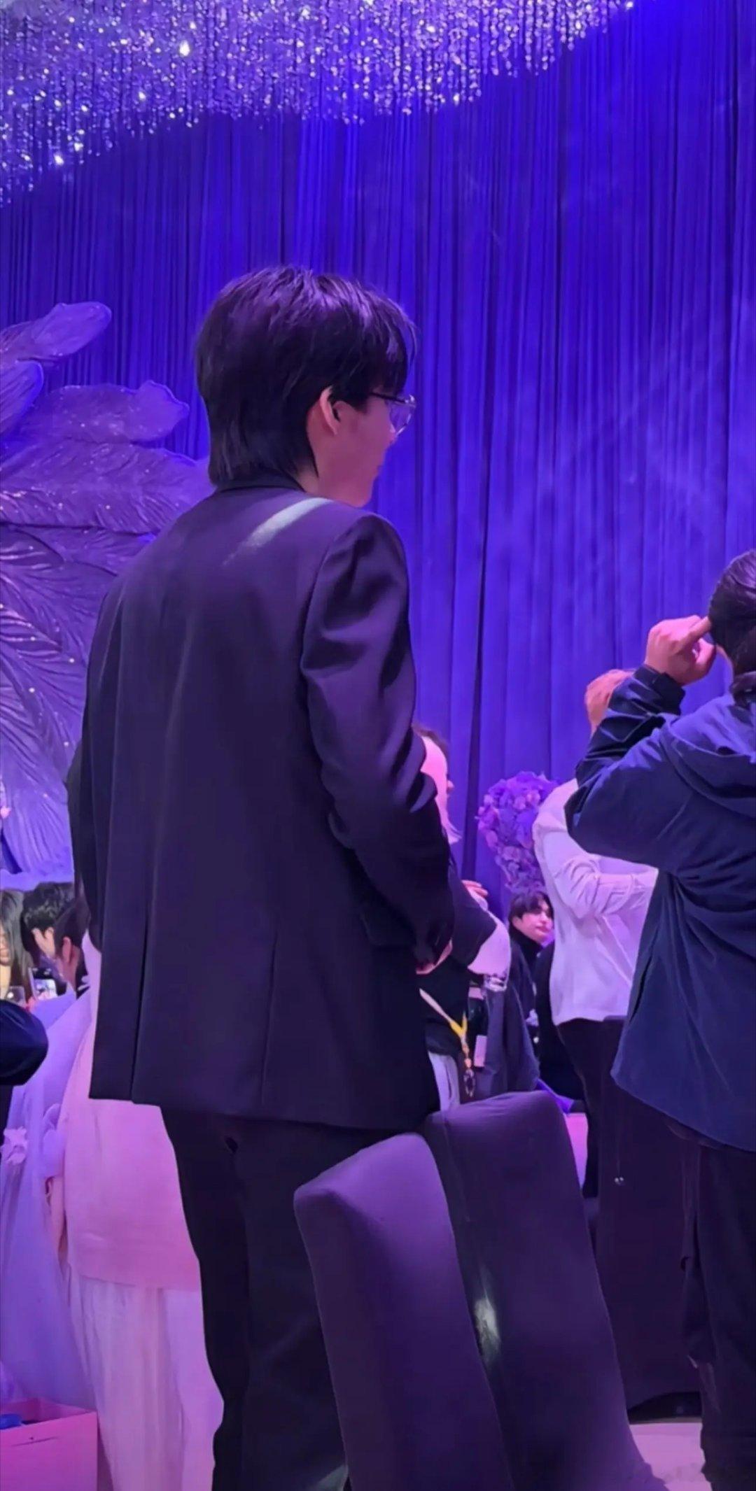 刘宇宁坐黄子韬婚礼主桌 恭喜黄子韬结婚  宇宁忙里参加婚礼 人真不错[爱慕][爱