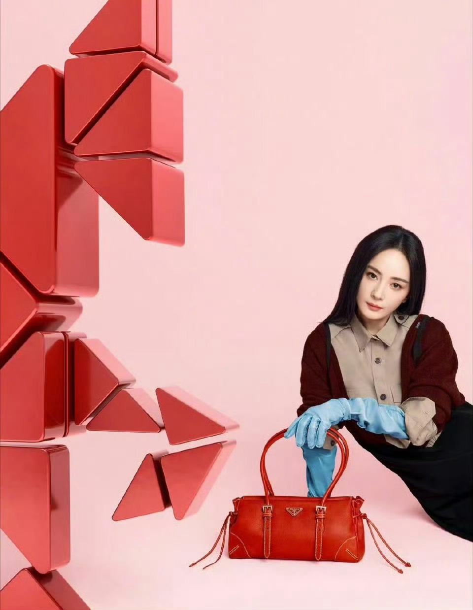 杨幂穿Prada的黑长直女神杨幂于2025年12月5日空降成为Prada全球代言