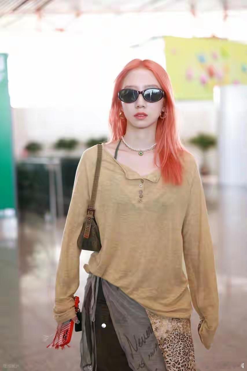 孟美岐现身机场，红发造型亮眼，从爆火到跌落谷底到底经历了什么 ​​​