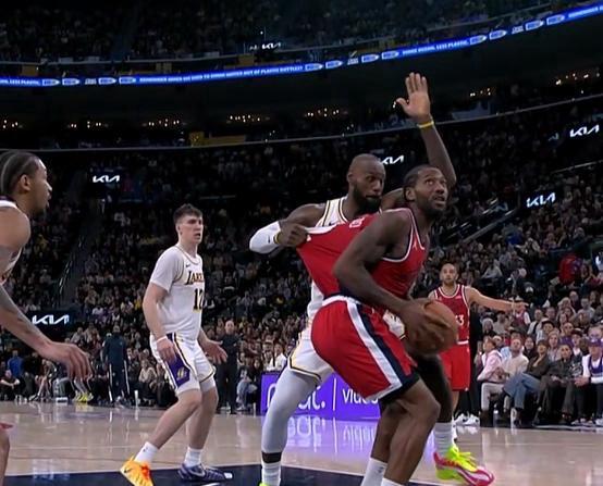 詹姆斯精彩表现让人直呼GOAT！北京时间12月21日，湖人88比103输给了同城