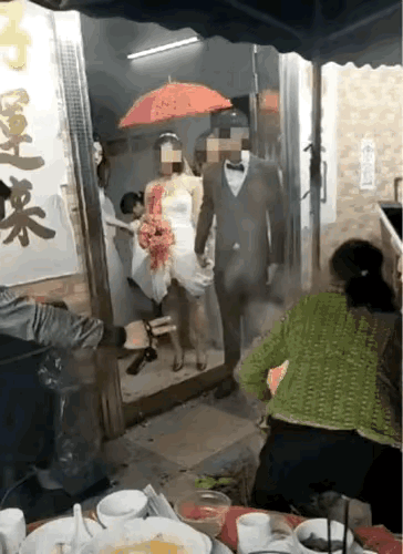 这不就是故意在故意为难新娘吗？结婚让新娘跨火盆，寓意结婚以后的日子红红火火，这本