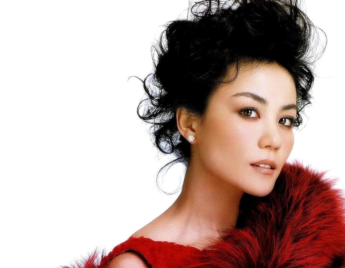 李亚鹏又离了。
这次是海哈金喜，三年婚姻，一纸离婚证，孩子归妈，他随时能去看。