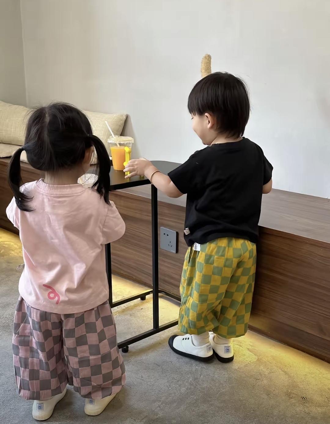 现在很多夫妻生活条件不错了，我家老公一年挣十五多万，我没上班带俩孩子，也住着自有