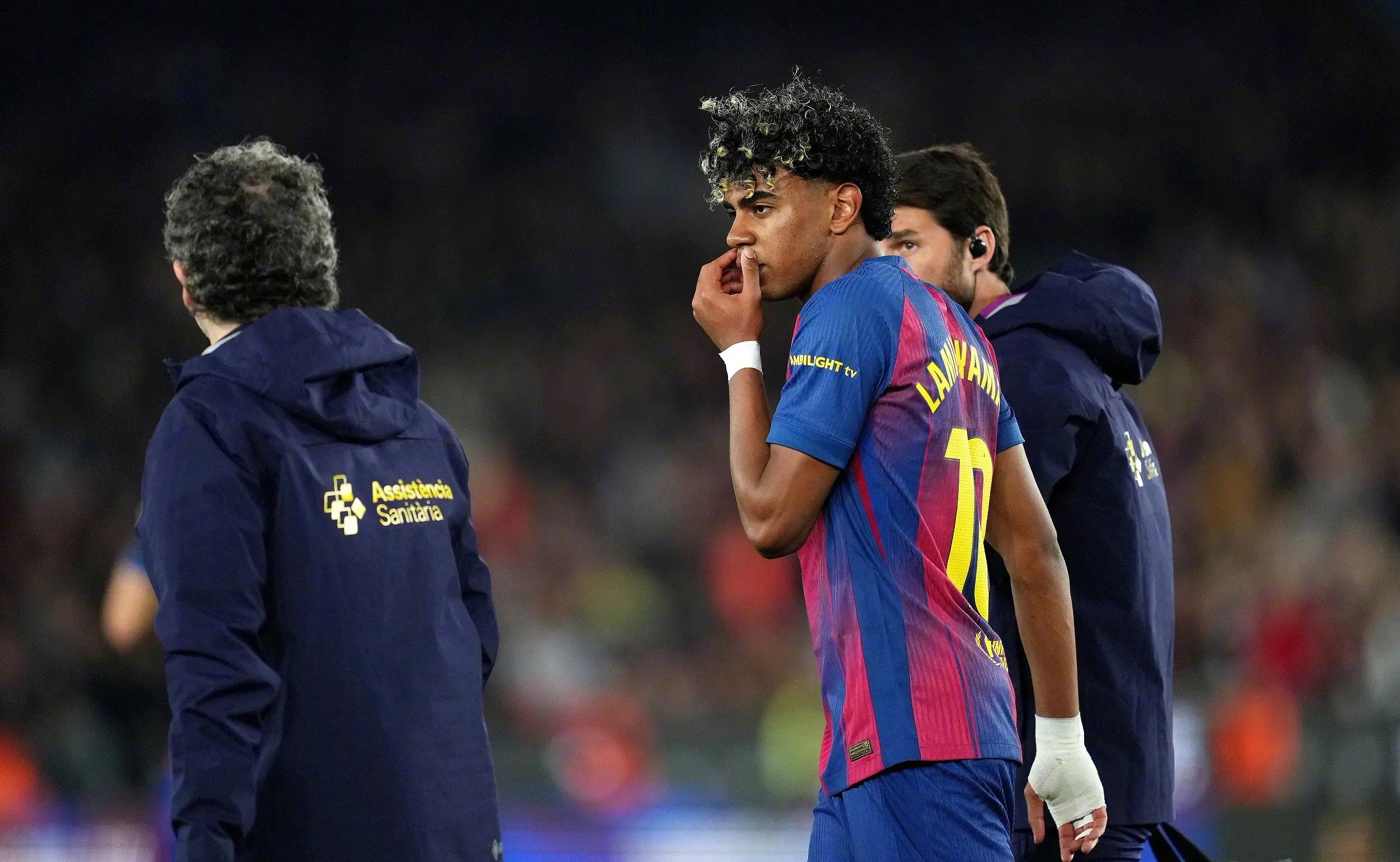 巴萨官方发布伤情公告，对阵塞尔塔比赛中伤退的亚马尔遭遇左腿股二头肌损伤，将接受保