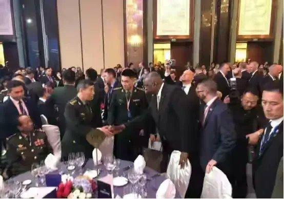 这一对比就很强烈了，前面为中美两国防长，后面那个嘛，都知道是哪位当儿子的哈。

