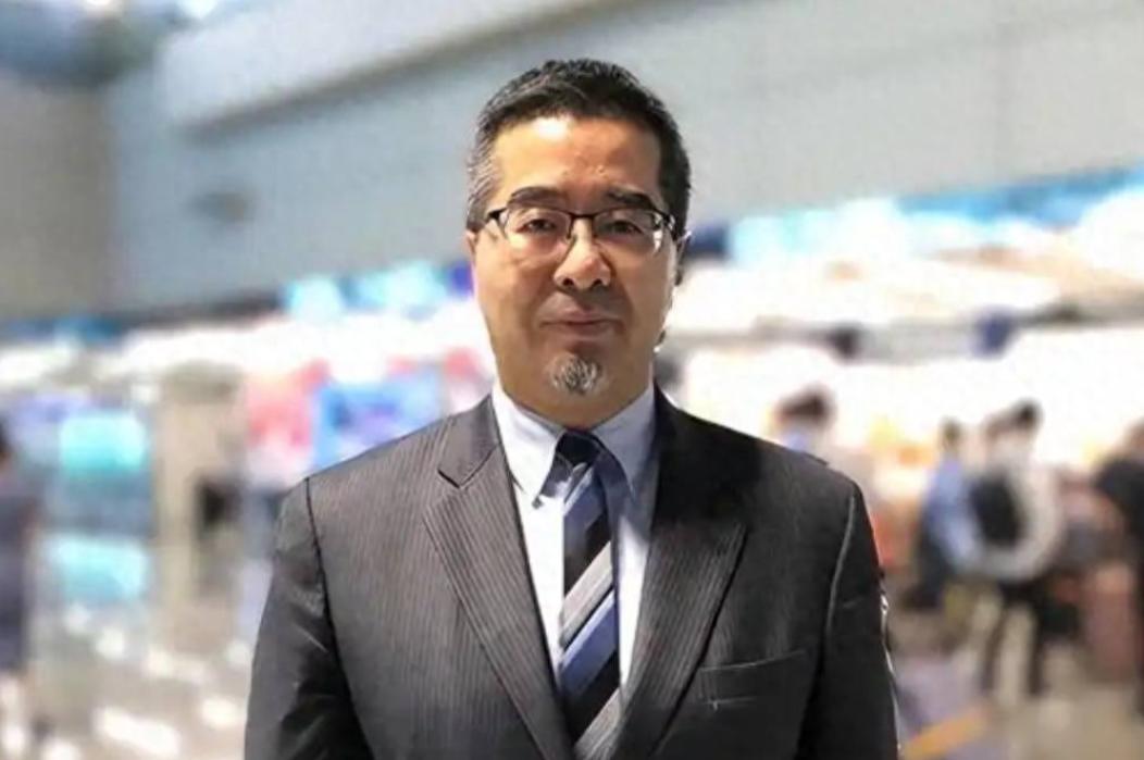 北京首都机场的跑道上，一架来自台北的飞机刚刚落稳，舱门打开的那一刻，国民党这次算