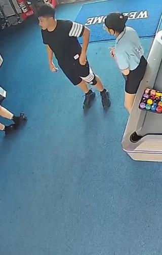 男子掏手机的时候不小心从口袋里掉出来一块钱？
他看到后马上弯下腰伸手去捡。
而男