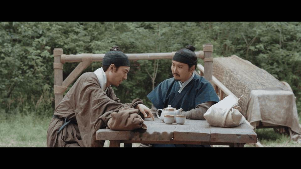 韩东君新剧出场一集家没了骆文谦属实是真的很惨了，谁家刚上线家就没了，亲人相继离世