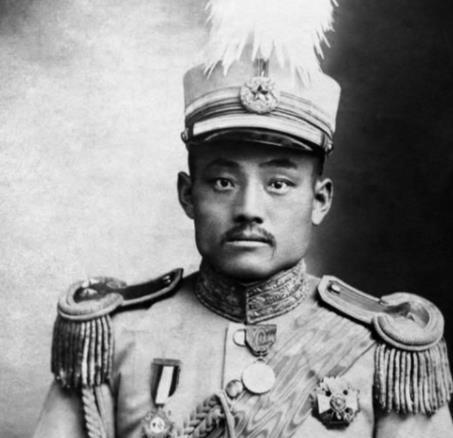 军阀张敬尧不仅残暴还很好色。

1921年冬天的长沙，曾家宅院的朱漆大门被拍得震