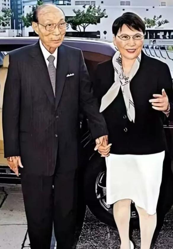 邵逸夫是个谜，他每年向国内捐 1 亿港币，2014 年邵逸夫去世，他死后 200