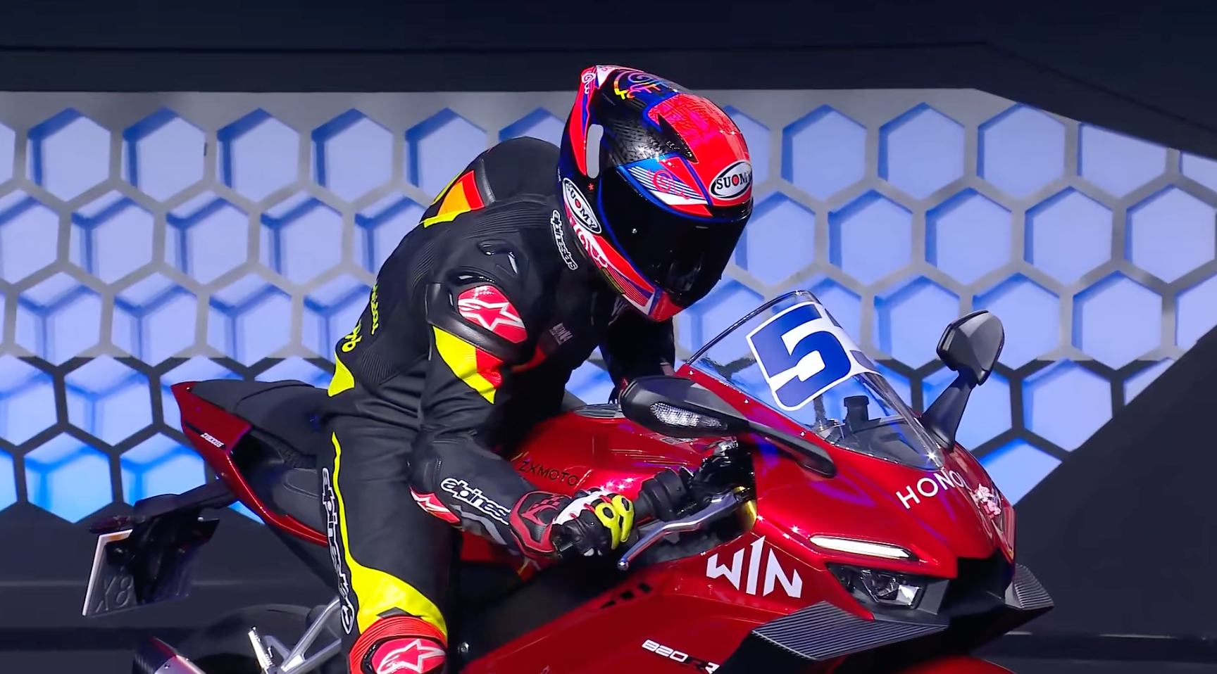 传下去，荣耀也发布机车了荣耀发布会 把张雪机车也开上台秀了一下。双方官宣合作之后